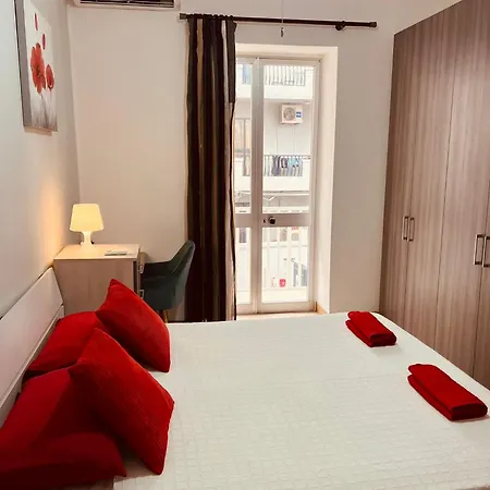 Проживание в семье With Shared Bathroom In A Shared Flat *