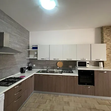 Alloggio in famiglia With Shared Bathroom In A Shared Flat San Giuliano