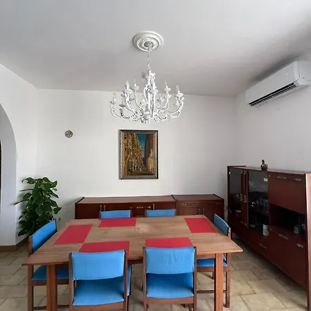 With Shared Bathroom In A Shared Flat Alloggio in famiglia San Giuliano