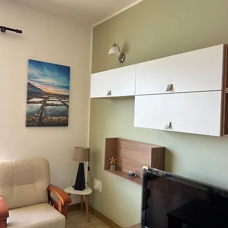 With Shared Bathroom In A Shared Flat בית אירוח