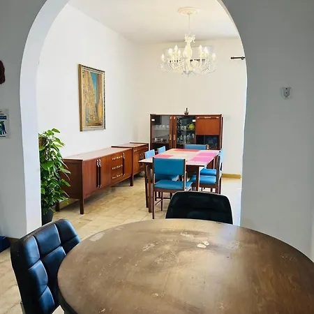 With Shared Bathroom In A Shared Flat בית אירוח *