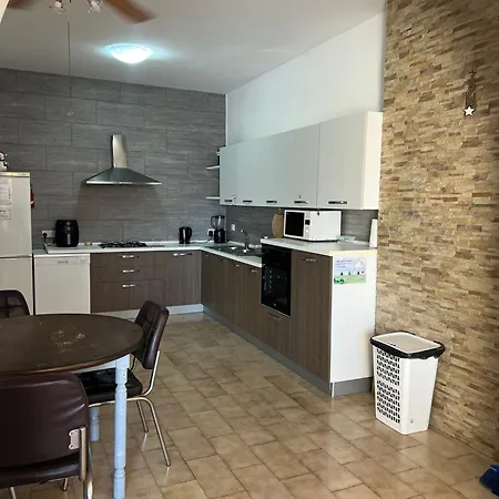 With Shared Bathroom In A Shared Flat בית אירוח *