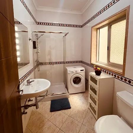 With Shared Bathroom In A Shared Flat בית אירוח *