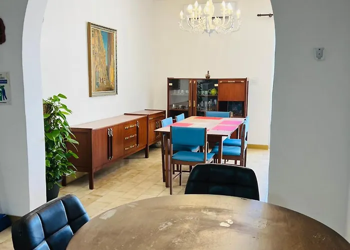 With Shared Bathroom In A Shared Flat 民宿 *