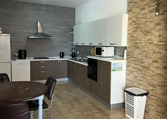 With Shared Bathroom In A Shared Flat 民宿 *