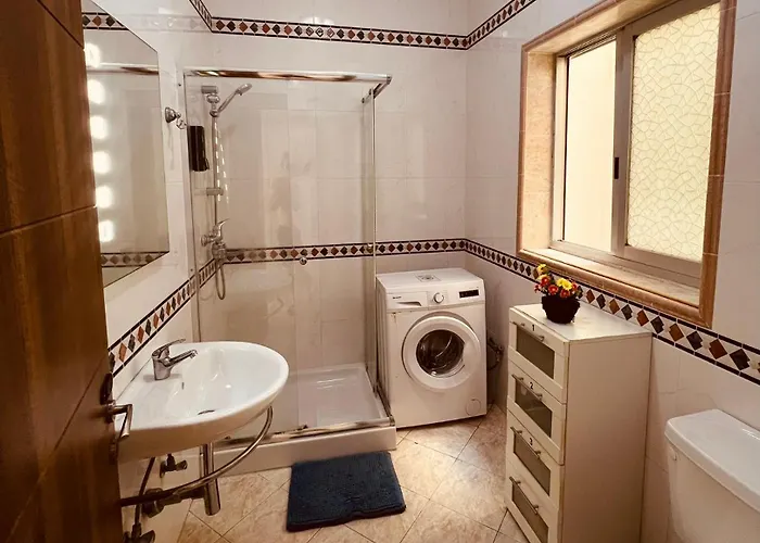 With Shared Bathroom In A Shared Flat 民宿 *